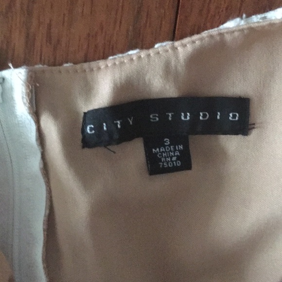 A white city studio dress - Picture 3 of 3